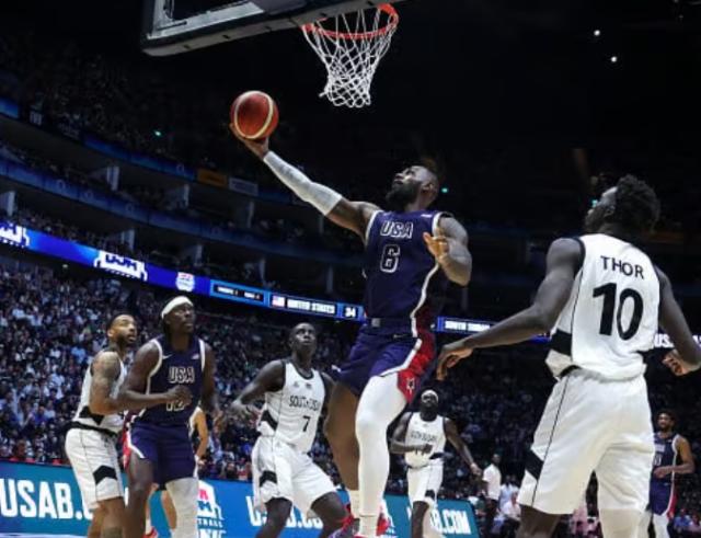 开云体育-詹姆斯半场替补面露不悦 科尔用人成美国最大软肋