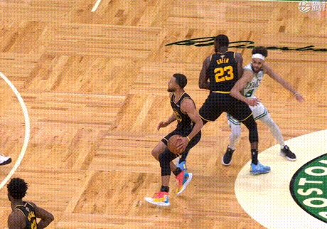 开云官网-遭遇垫脚+被压左腿 肉搏大战令库里伤痕累累