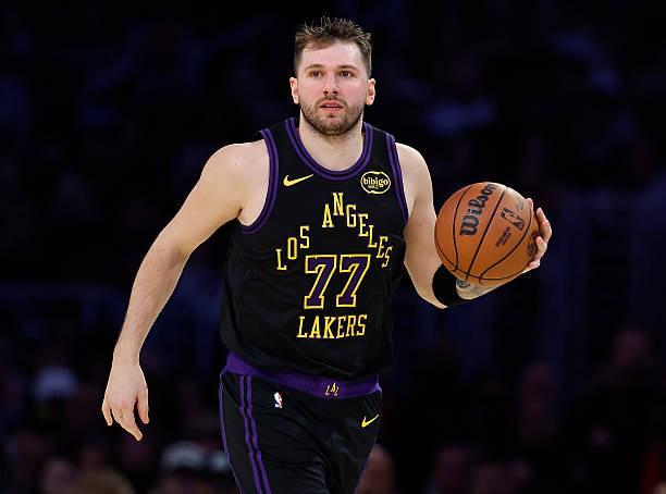 开云体育-东契奇仅用时18分钟便取得三双，创造湖人队史最快纪录