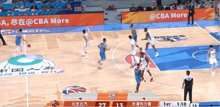 开云APP-麦基中路顺下直杀篮筐，上演精彩双手暴扣